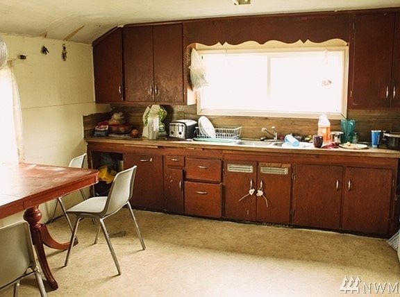 3rd image of 2434 Seward Ave