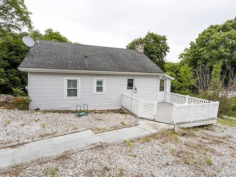 15 Schuyler Rd — Photo 2