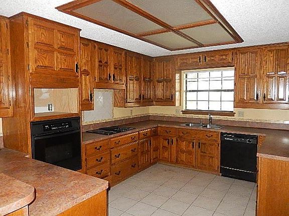 3rd image of 605 W Wisteria Ave