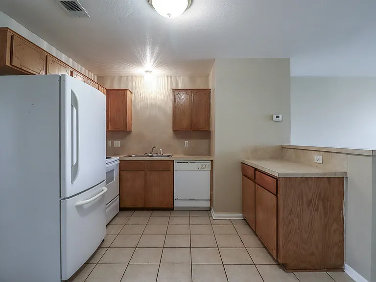 807 Leifester Cir #B — Photo 8