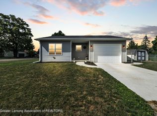 335 Creek Pointe Cir, Durand, MI 48429