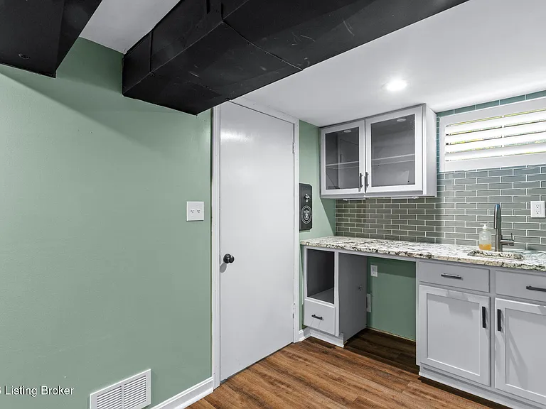 519 Leyton Ave — Photo 32