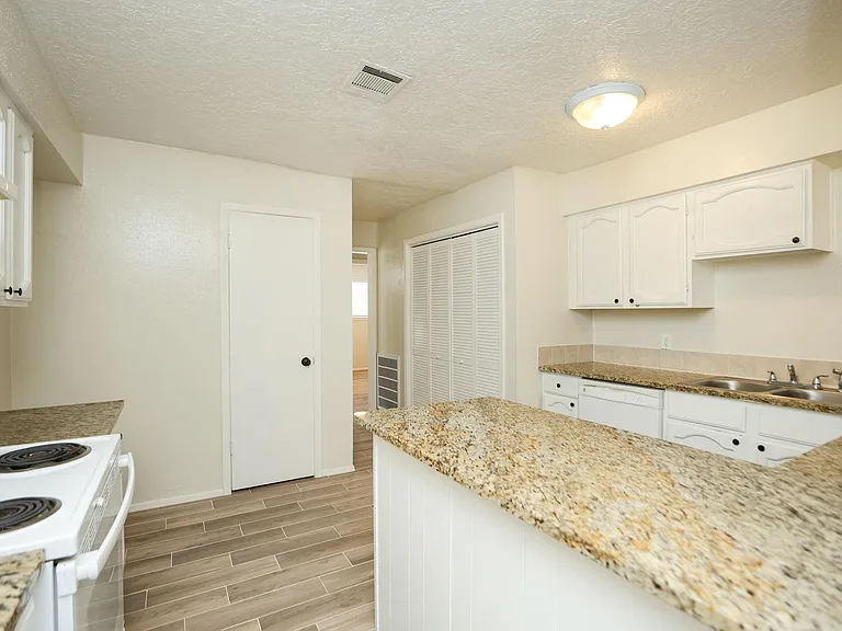 22318 Fincastle Dr — Photo 13