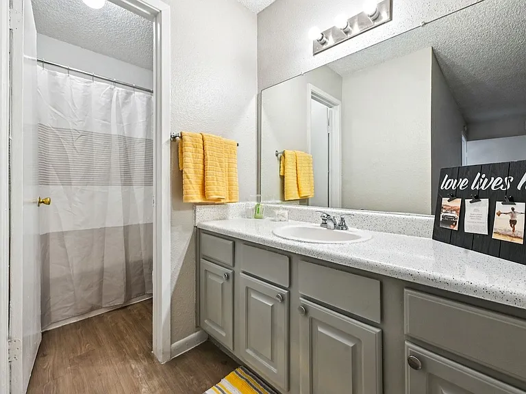 Pine Creek Apartments — Photo 27
