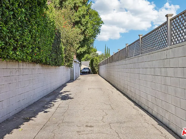 6727 1/2 Orion Ave — Photo 5