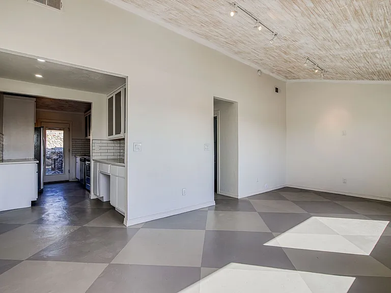 1606 N Stanton St #10 — Photo 2