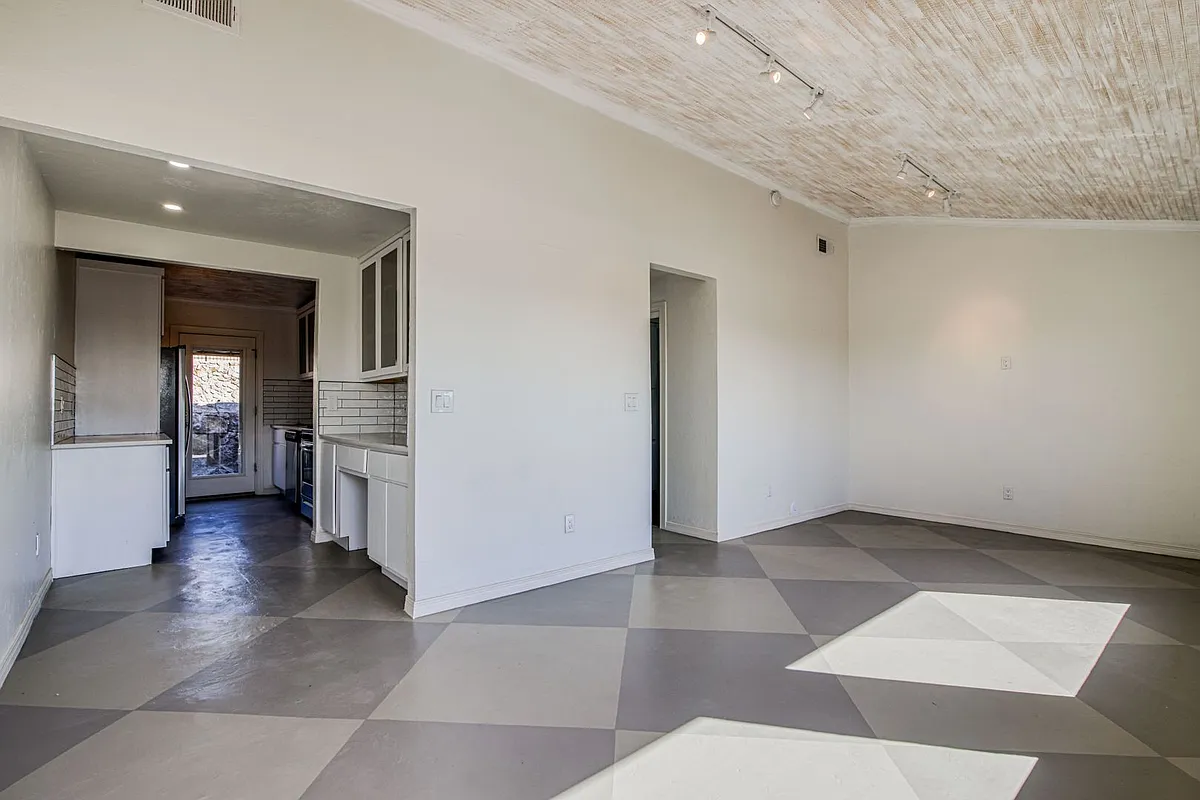 Building Photo - 1606 N Stanton St #10