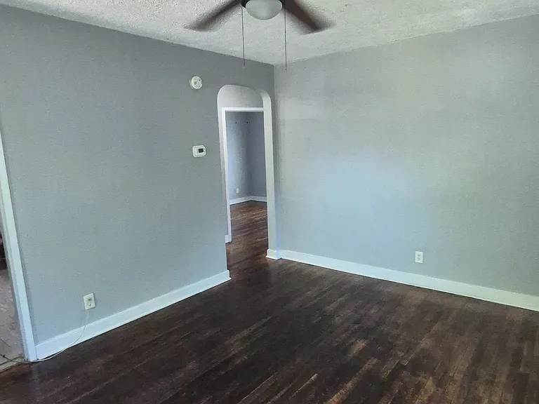 2505 Redwood Ave — Photo 2