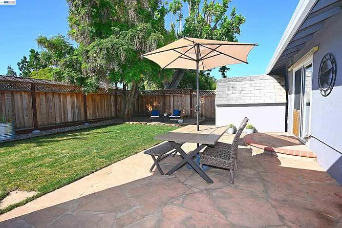749 Moraga Dr — Photo 17