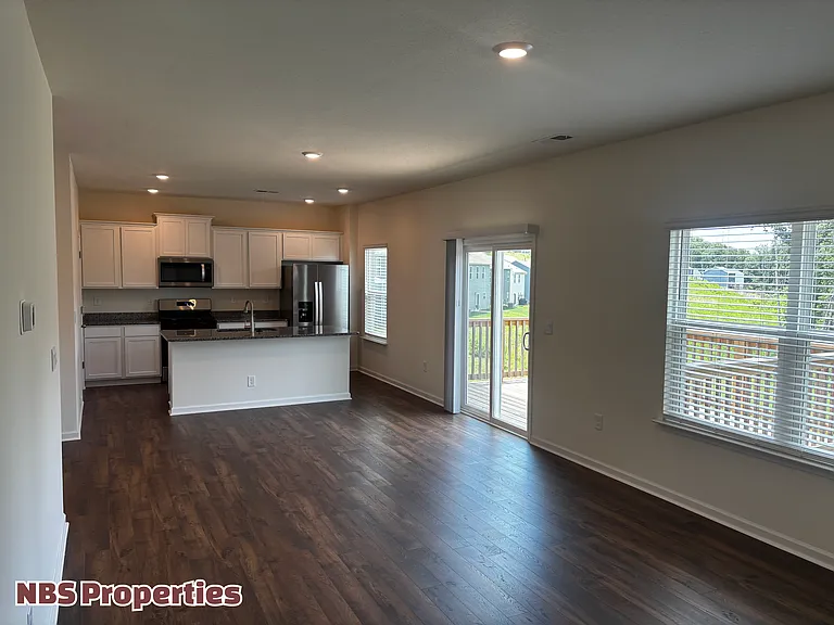 935 Utopia Ln — Photo 12