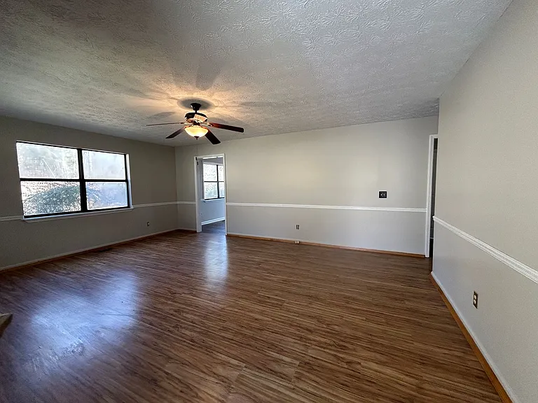 901 Locke Dr — Photo 11