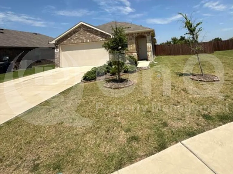 915 Presleigh Dr — Photo 2