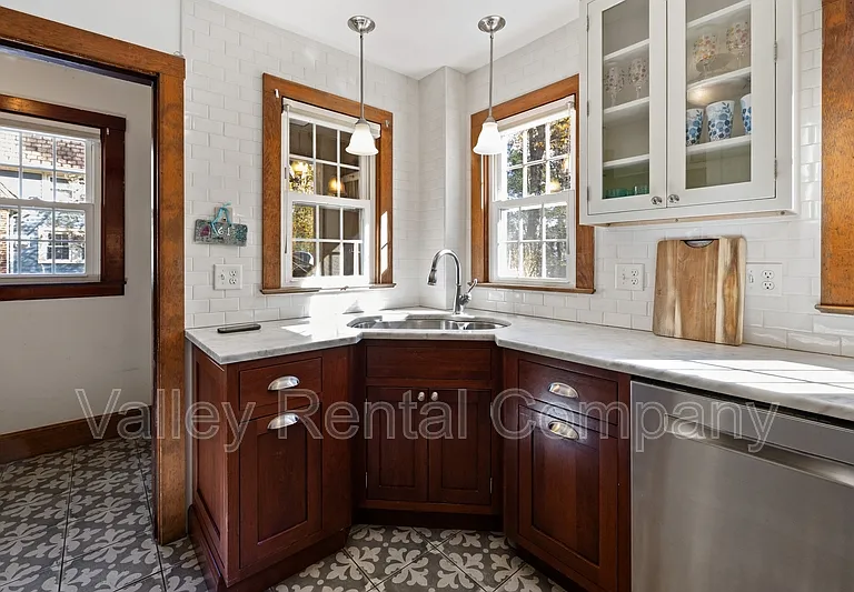 61 Woodlawn Ave — Photo 3