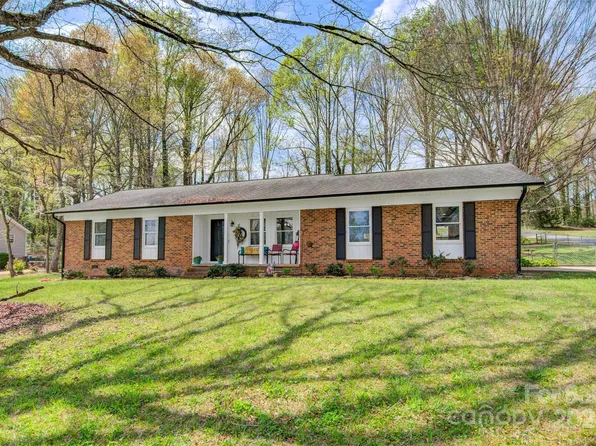 1511 Old Carriage Dr, Newton, NC 28658