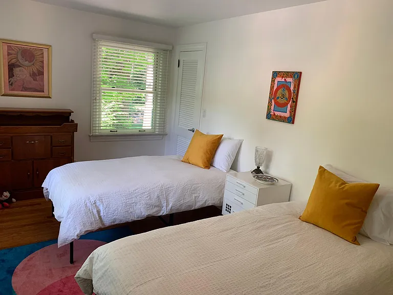 Guest Room with Two Twin beds