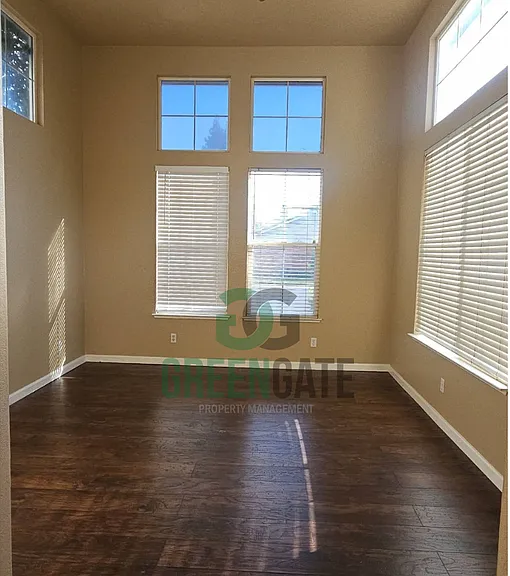 571 Zurich Dr — Photo 12