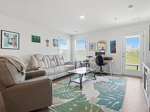 5th image of 216 Boxbury Way