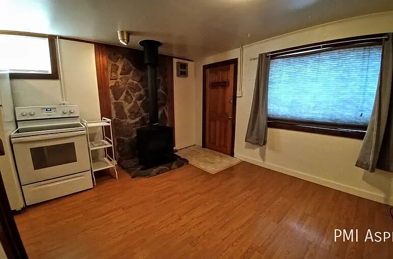 328 1/2 Martin St — Photo 4