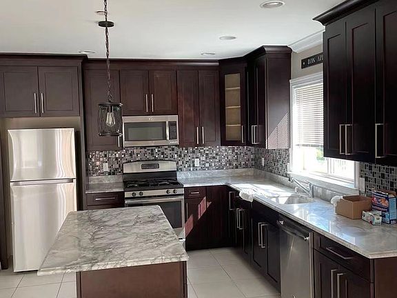 5th image of 293 Poultney St