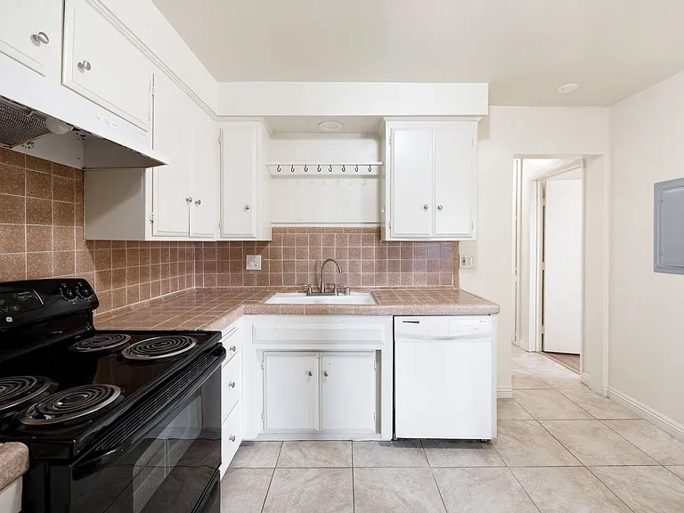 Golden Date Apartments — Photo 17