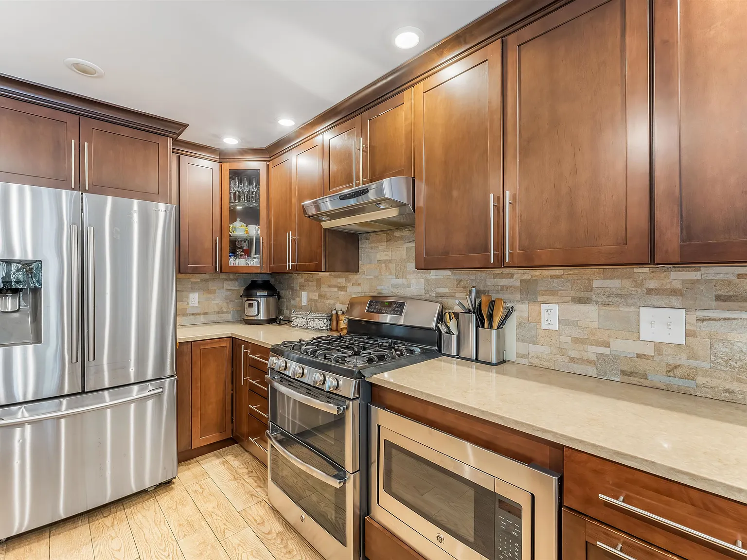 3 bed, 3.0 bath, 1700 sqft, $4,300 — Photo 2