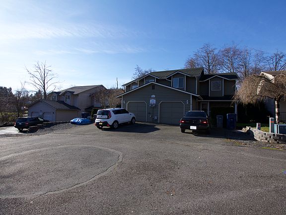 Duplex in quiet cul-de-sac