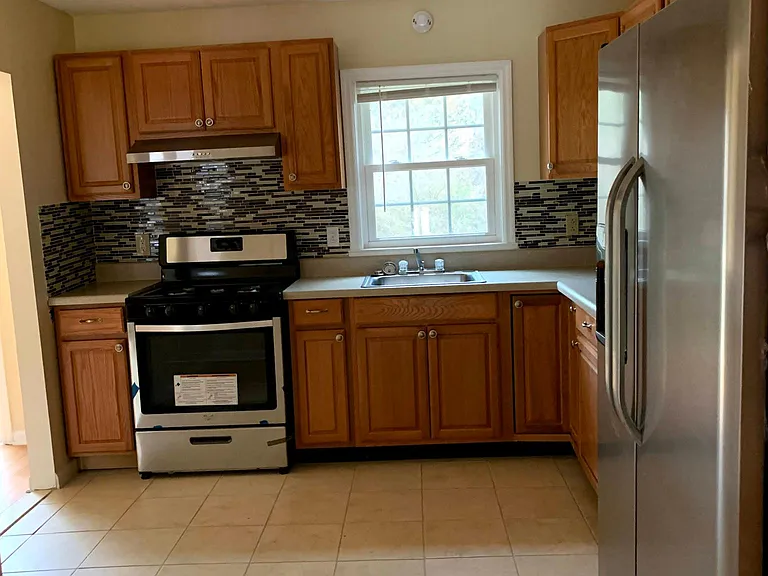 4670 Lindsey Dr — Photo 2