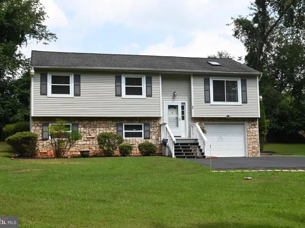 7463 Suncrest Dr, Warrenton, VA 20187