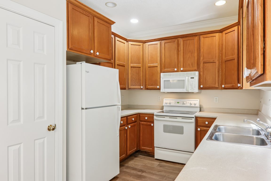 W Pointe Dr-S1107-021.jpg