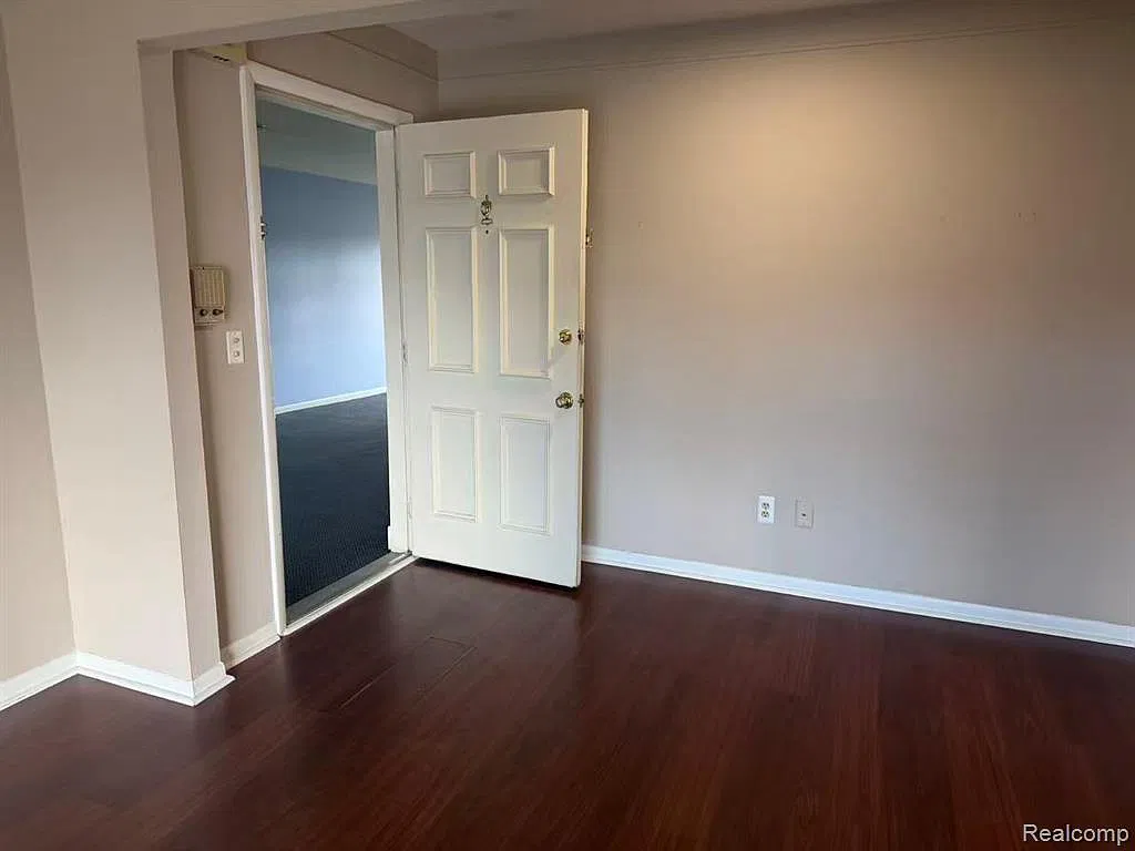 1 bed, 1.0 bath, 875 sqft, $1,150 — Photo 2