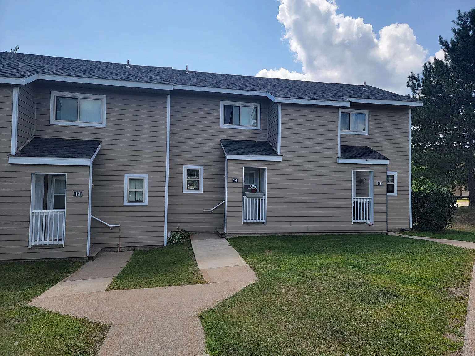 Pine Manor Townhouses — Photo 3