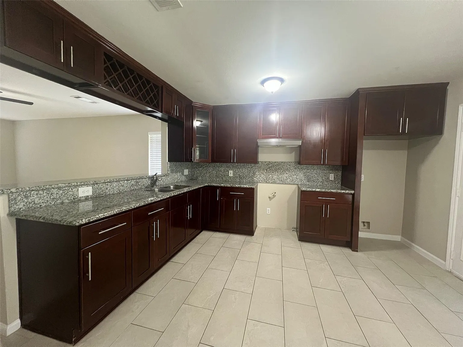 3 bed, 2.0 bath, 1383 sqft, $1,900 — Photo 4