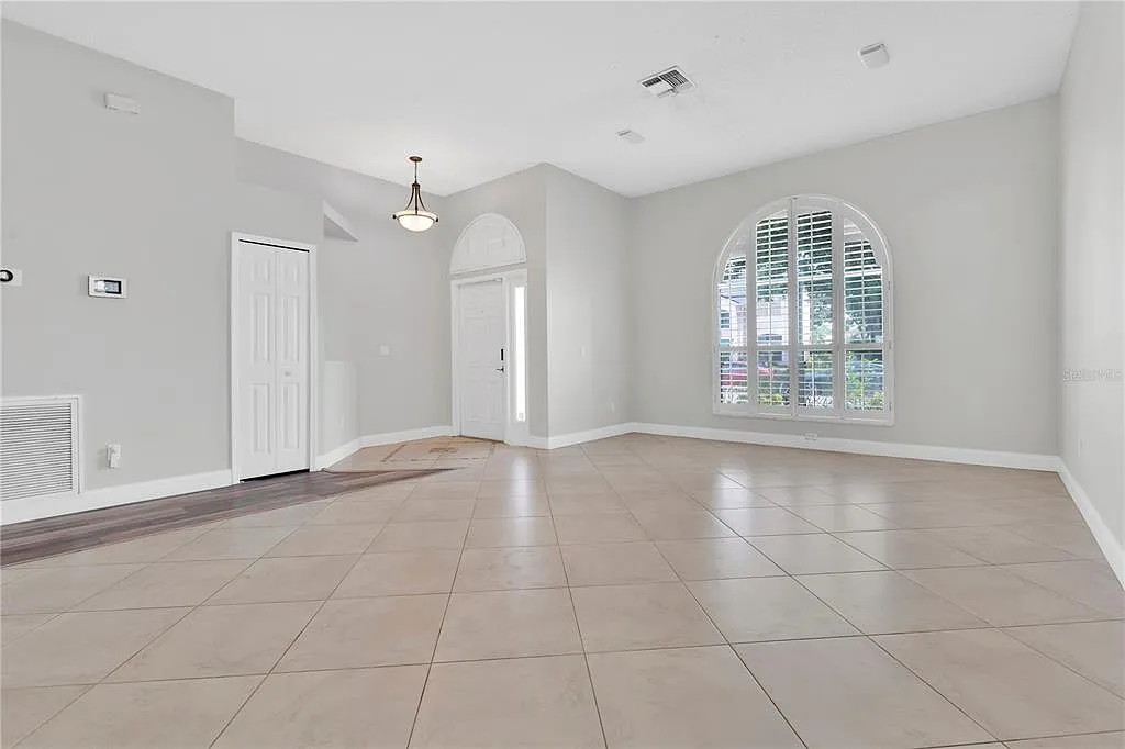 4 bed, 2.5 bath, 2014 sqft, $2,800 — Photo 4