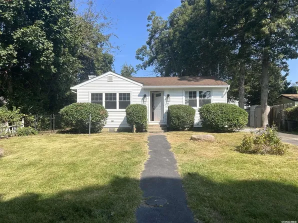 43 Pinelawn Avenue, Farmingville, NY 11738