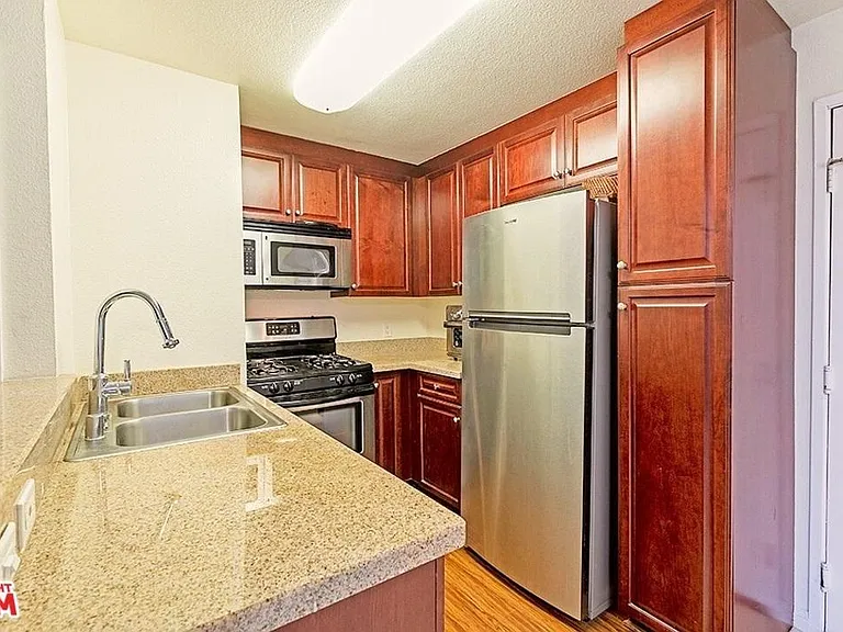 21550 Burbank Blvd #302 — Photo 3
