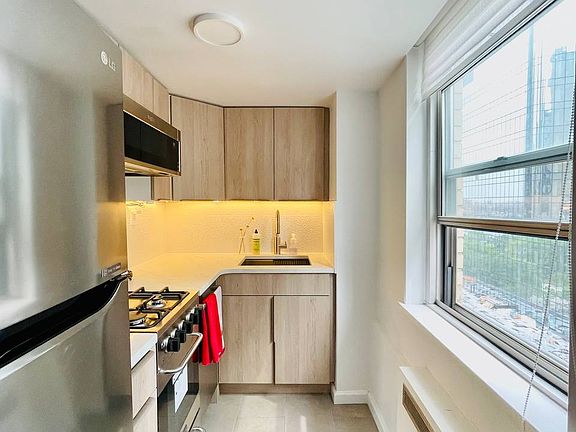 3rd image of 333 E 46th St APT 18C