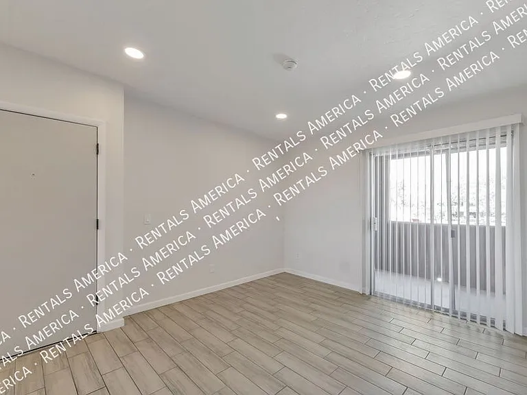 1810 E Blacklidge Dr #322 — Photo 5