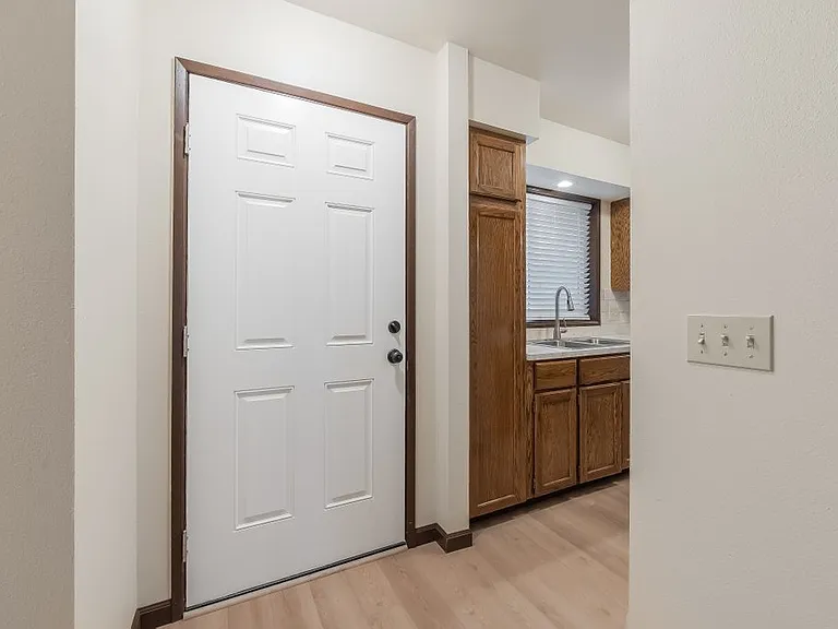 730 E Gregory Ln — Photo 5