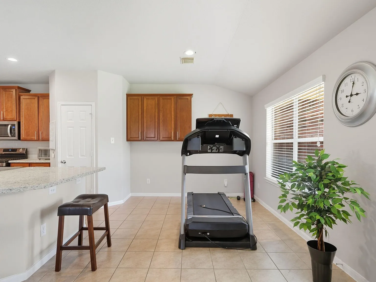 3 bed, 2.0 bath, 2540 sqft, $2,700 — Photo 4