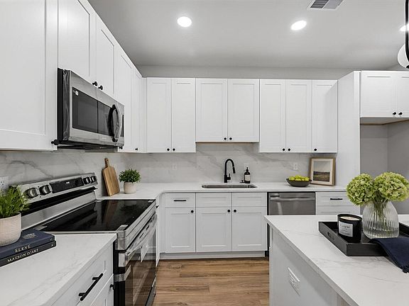 5th image of 583 Bee St