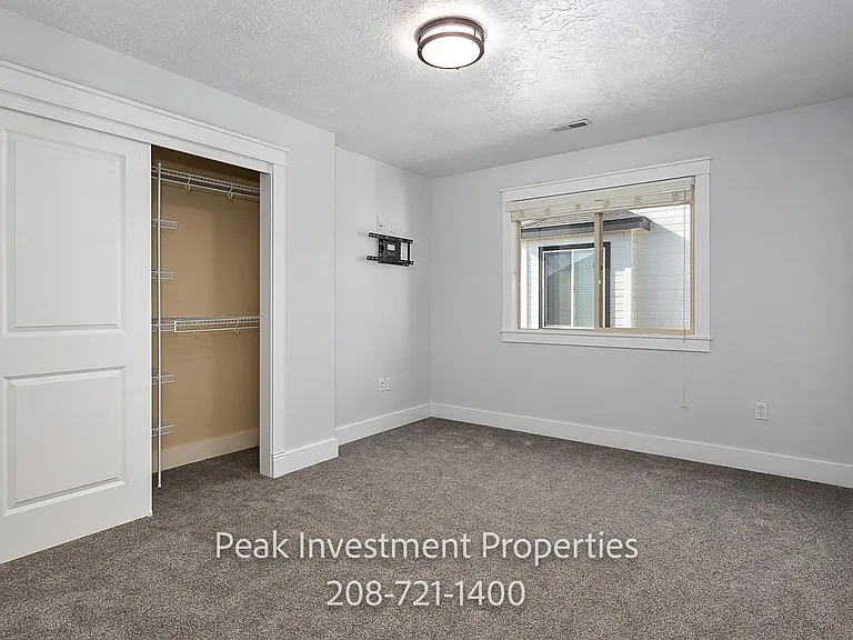 4721 S Silvermaple Ave — Photo 23