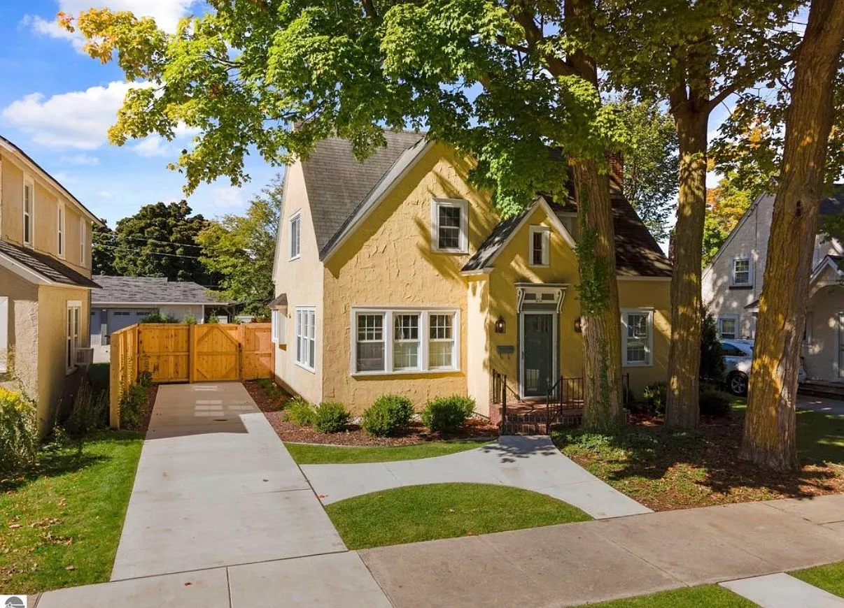 3 bed, 1.5 bath, 1579 sqft, $2,700 — Photo 1