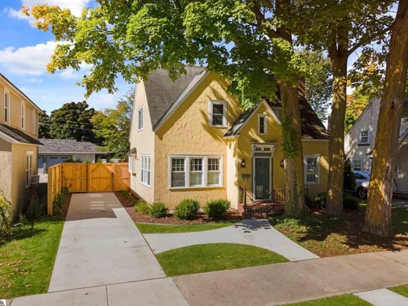 212 Wellington St, Traverse City, MI 49686