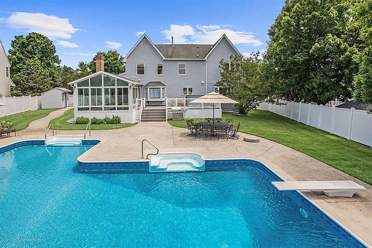 1st image of 157 Lilac Dr