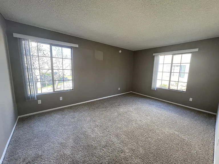 Versailles on the Lake Apartments — Photo 36