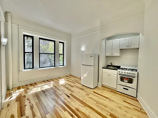 Rented by SERHANT. | media 6