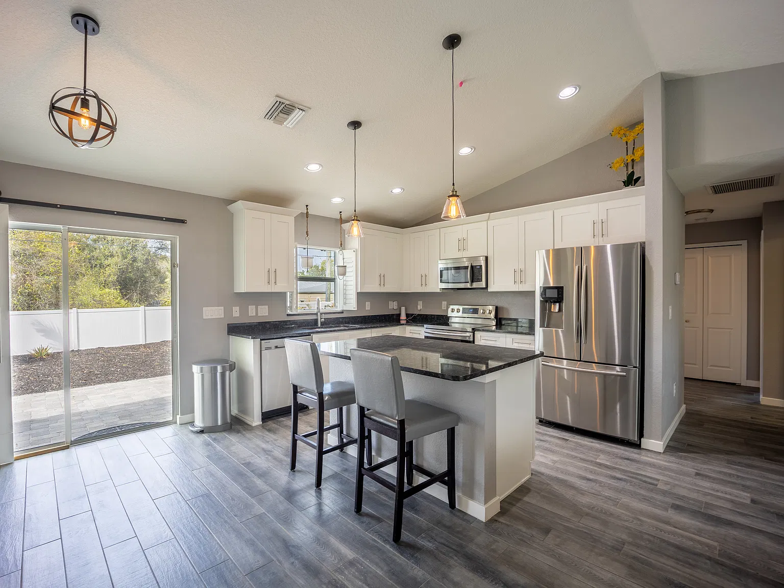 3 bed, 1300 sqft, $2,050 — Photo 3