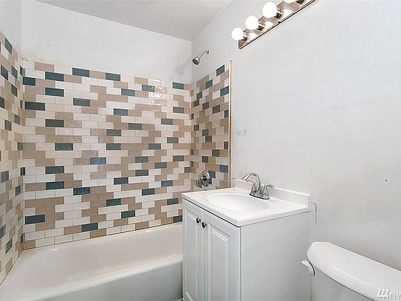 4th image of 14019 20th Ave NE