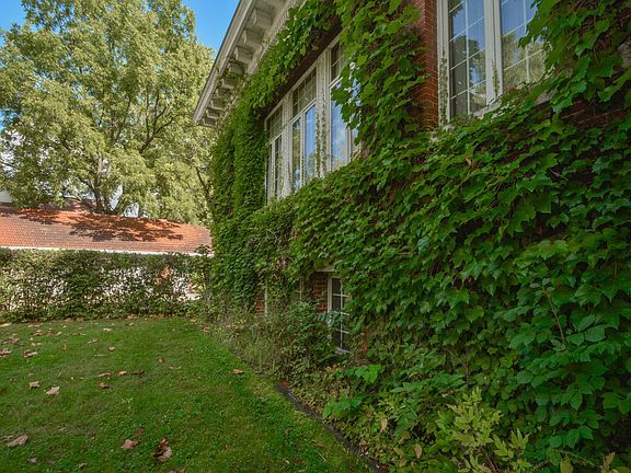 5th image of 555 E Mansion St