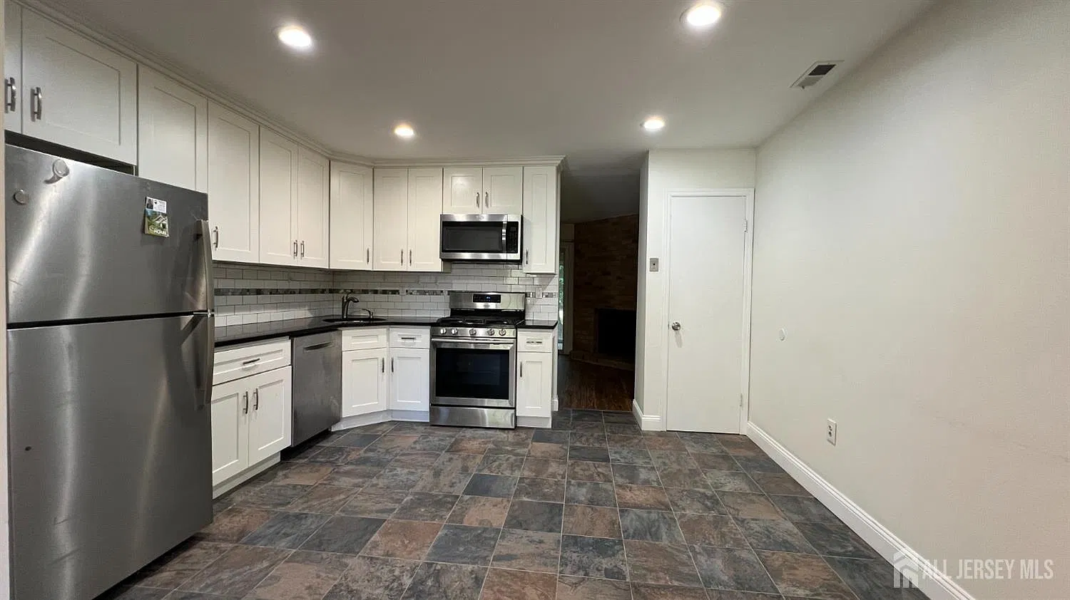 3 bed, 2.5 bath, 1648 sqft, $3,000 — Photo 4
